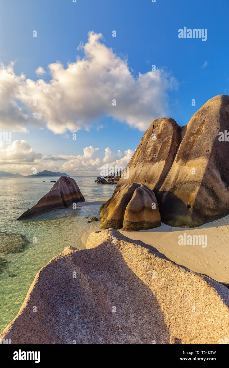 La célèbre plage de l'Anse Aource D'Argent à La Digue est connue pour sa grande rochers de granit. Banque D'Images