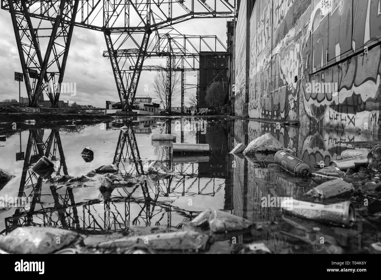 Maastricht, Pays-Bas le 16/03/2019 reports à gauche d'une fois qu'une grande zone industrielle qui est en train de prendre plus de bu des squatters et des artistes. Quitter la corbeille aroun Banque D'Images