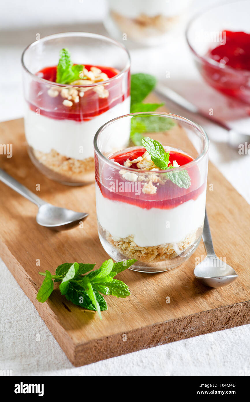 Deux verres de gâteau au fromage aux fraises fait maison Banque D'Images