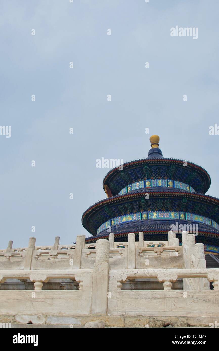 L'ornate temple bleu appelé "Temple du Ciel" à Pékin, en Chine. En piliers de l'avant-plan, contre Ciel Bleu / gris Banque D'Images