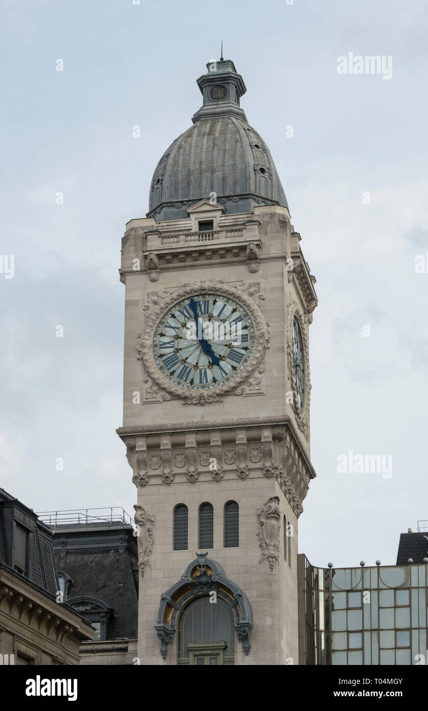 La tour de l'horloge de la Gare-de-Lyon est un monument de Paris bien connu Banque D'Images