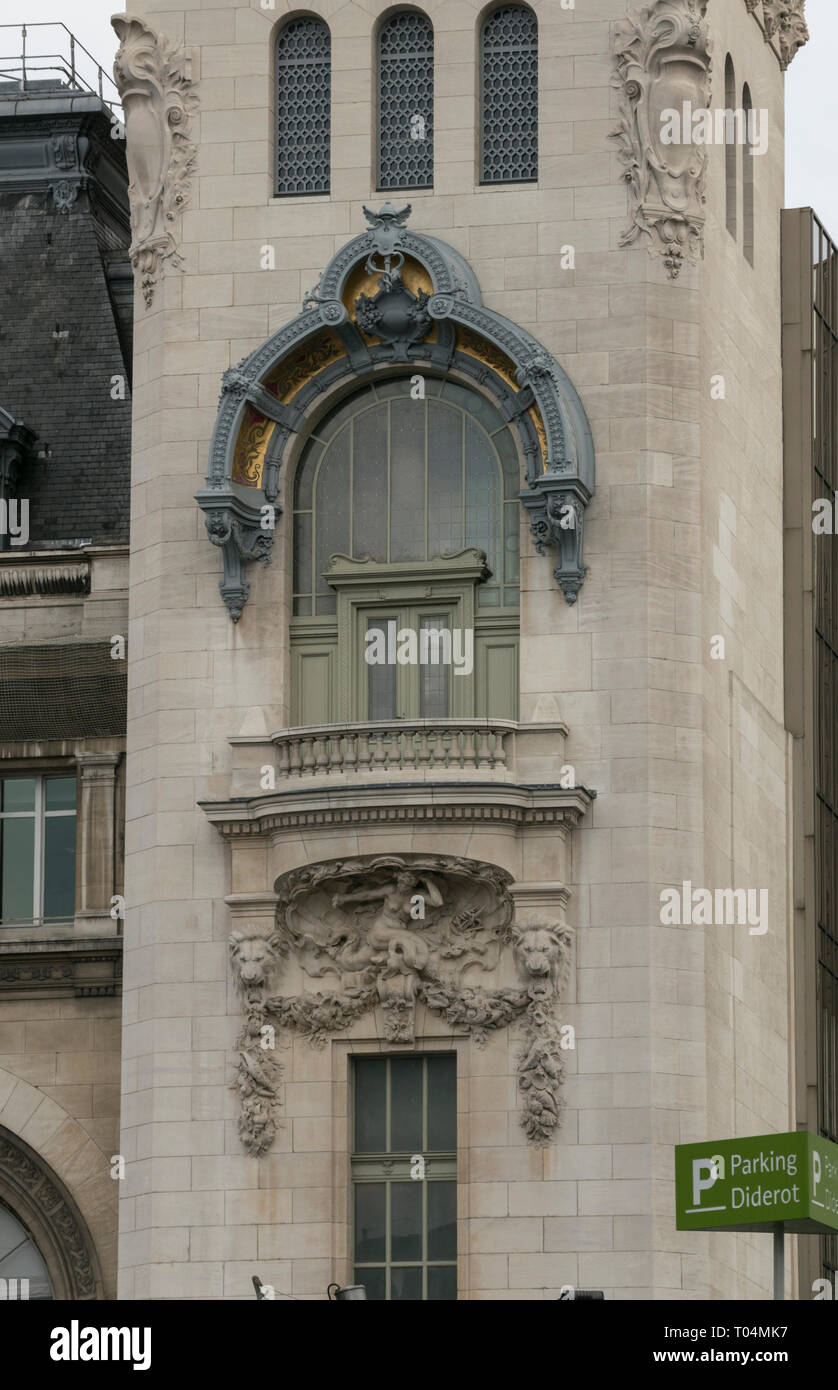 La tour de l'horloge de la Gare-de-Lyon est un monument de Paris bien connu Banque D'Images