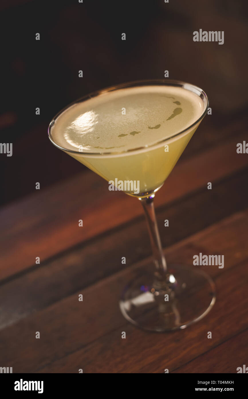 Martini sur table en bois en bar Banque D'Images