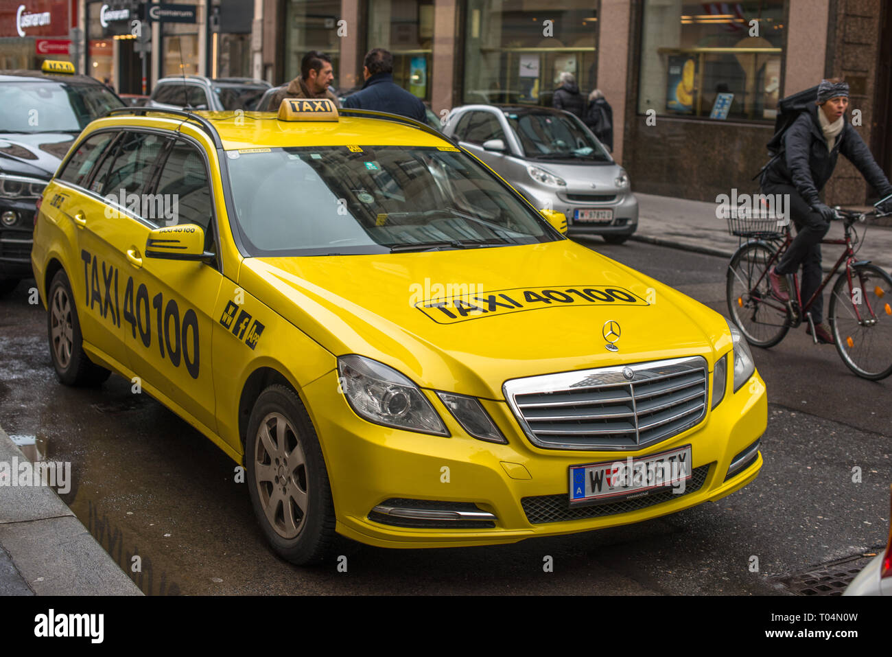 Taxi jaune dans le centre-ville de Vienne, Autriche. Banque D'Images