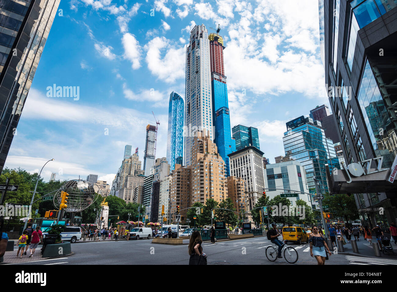 La ville de New York, USA - Le 28 juillet 2018 : Columbus Circle avec le trafic, les gens et Central Park Tower, également connu sous le nom de Sears Canada, dans la construction de la tour Banque D'Images