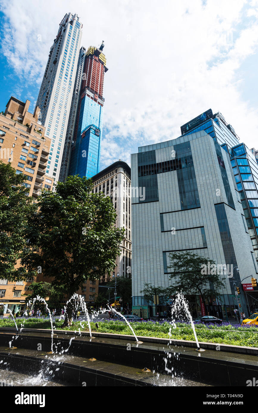 La ville de New York, USA - Le 28 juillet 2018 : Fontaine à Columbus Circle et Central Park Tower, également connu sous le nom de Sears Canada Tower, dans la construction avec des gens Banque D'Images