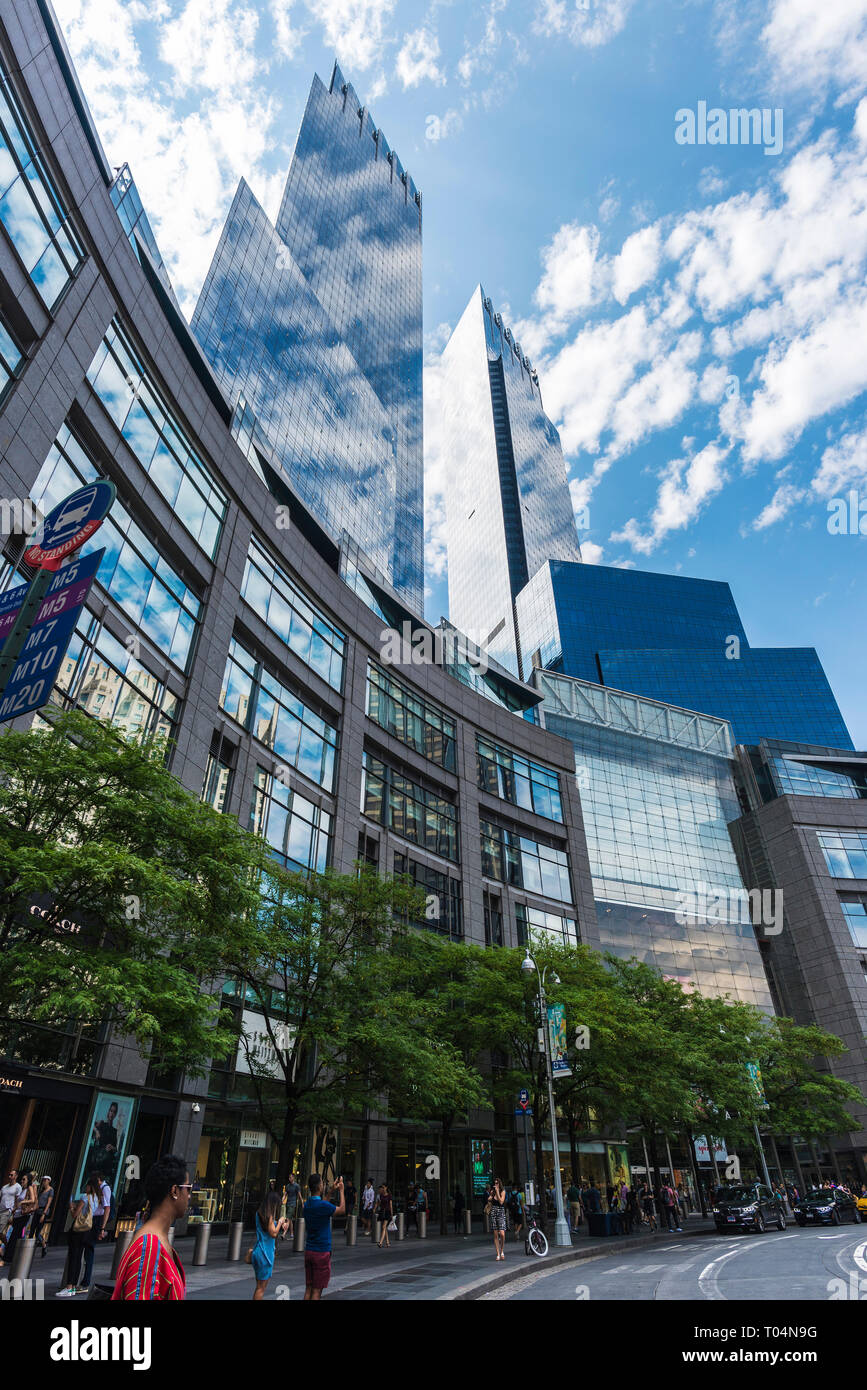 La ville de New York, USA - Le 28 juillet 2018 : Façade de Time Warner Center avec des personnes dans la région de Columbus Circle, Manhattan, New York City, USA Banque D'Images
