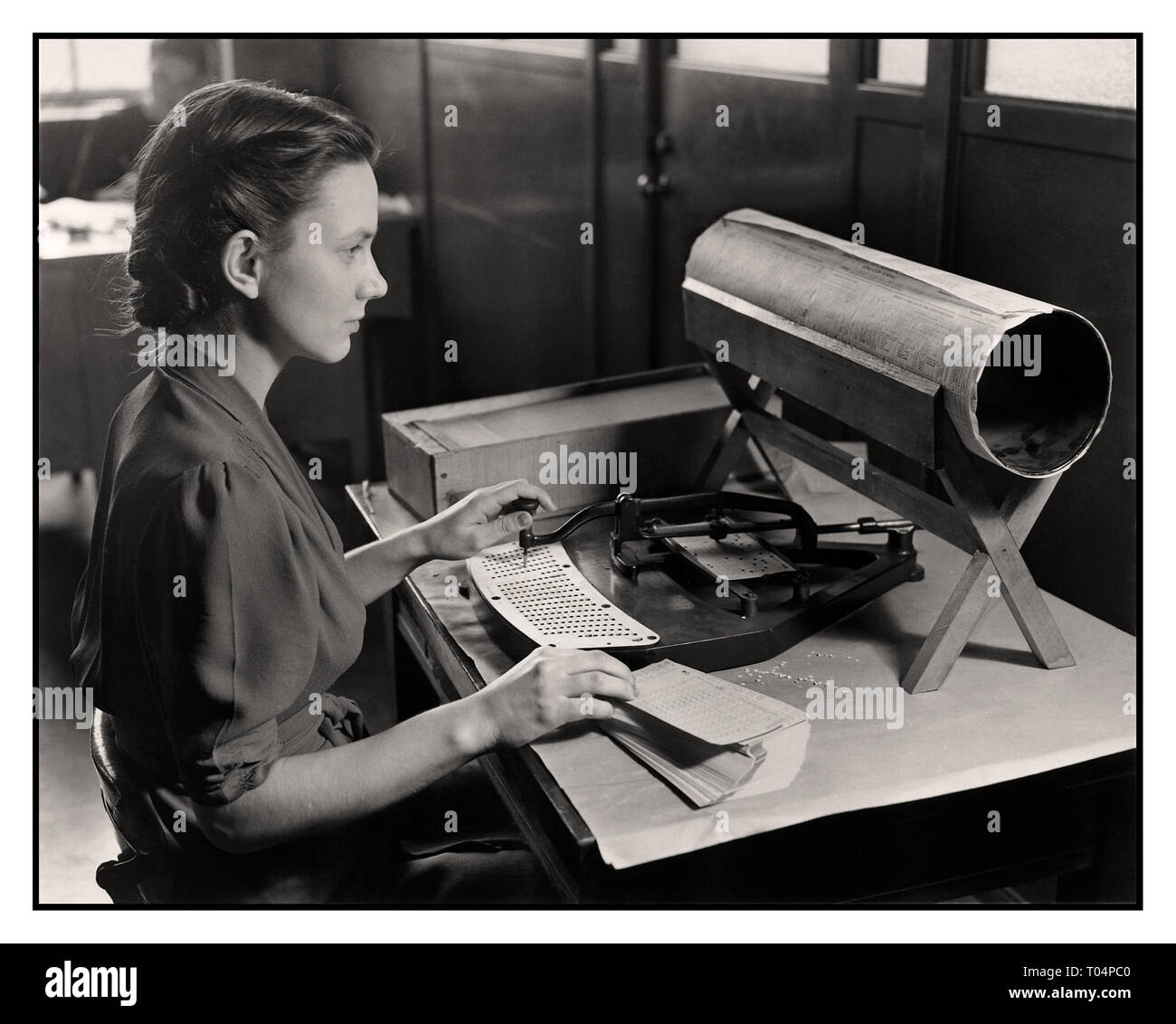 Vintage 1940's B&W USA Une femme à l'aide d'une perforatrice à compiler dans le recensement américain, vers 1940 . Banque D'Images