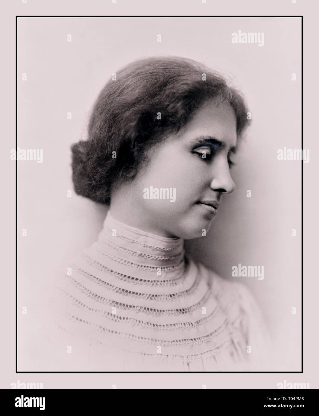 Helen Keller Portrait de profil, 1904. Helen Adams Keller était un écrivain, activiste politique, et conférencier. Elle a été la première personne atteinte de surdi-cécité à gagner d'un baccalauréat. Banque D'Images