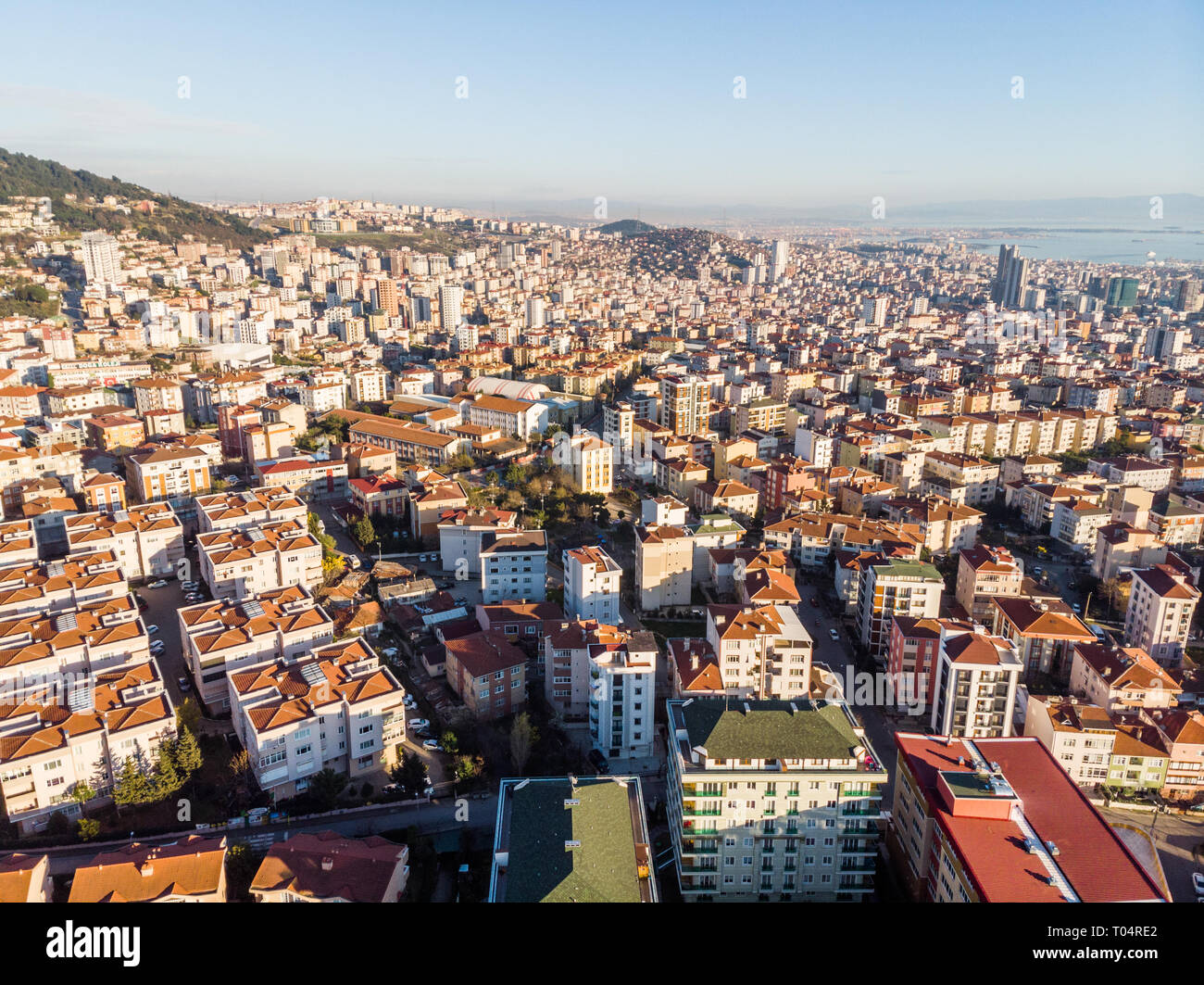 Drone aérien Vue de l'urbanisation sauvage Ville d'Istanbul Kartal Yakacik. Paysage urbain. Banque D'Images