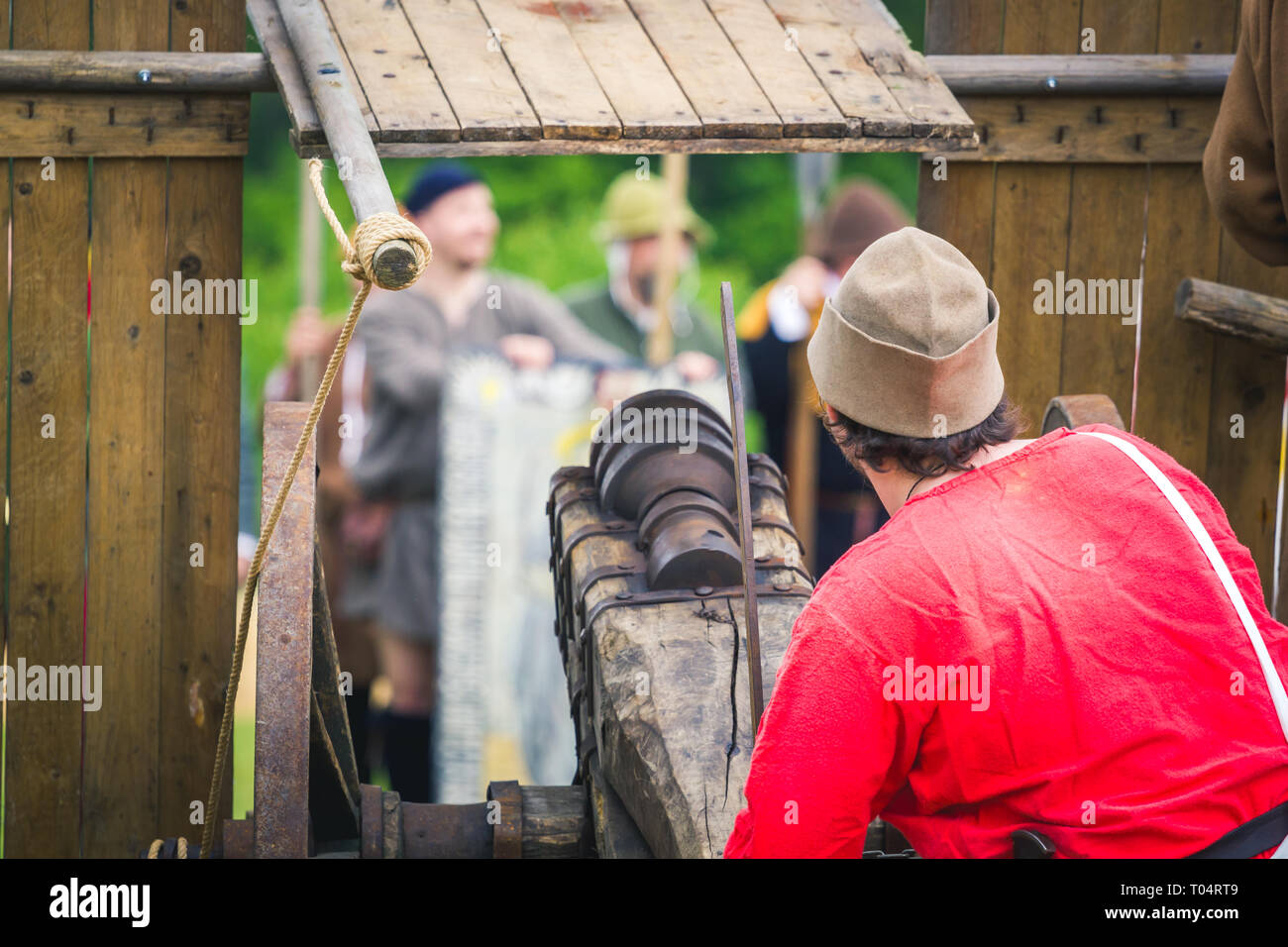 Vieux canon avec roues en bois visant sur ses ennemis. Guerres hussites. Banque D'Images