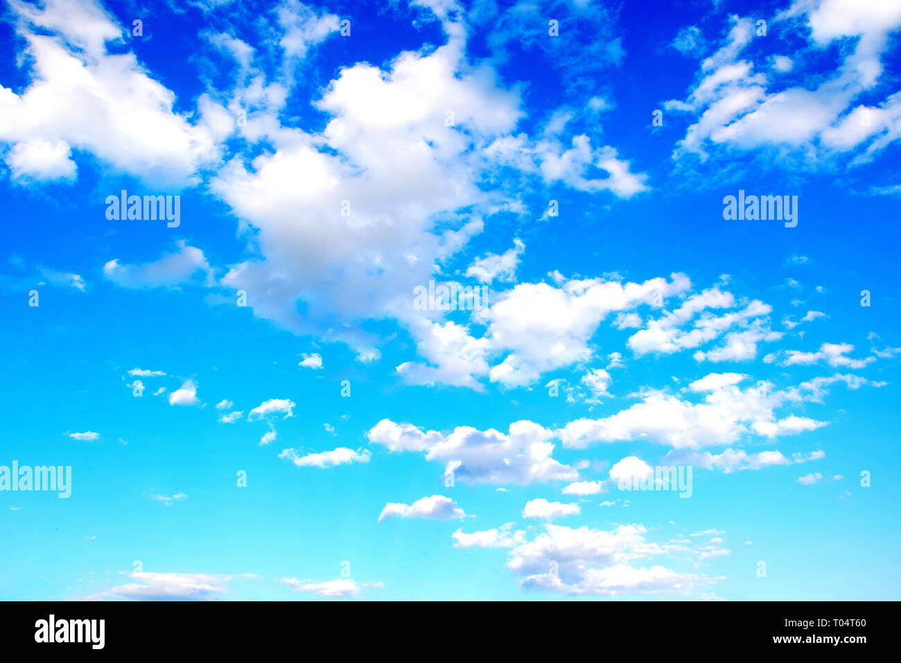 Bleu ciel clair avec des nuages de fond pittoresque coloré Stock Photo Banque D'Images