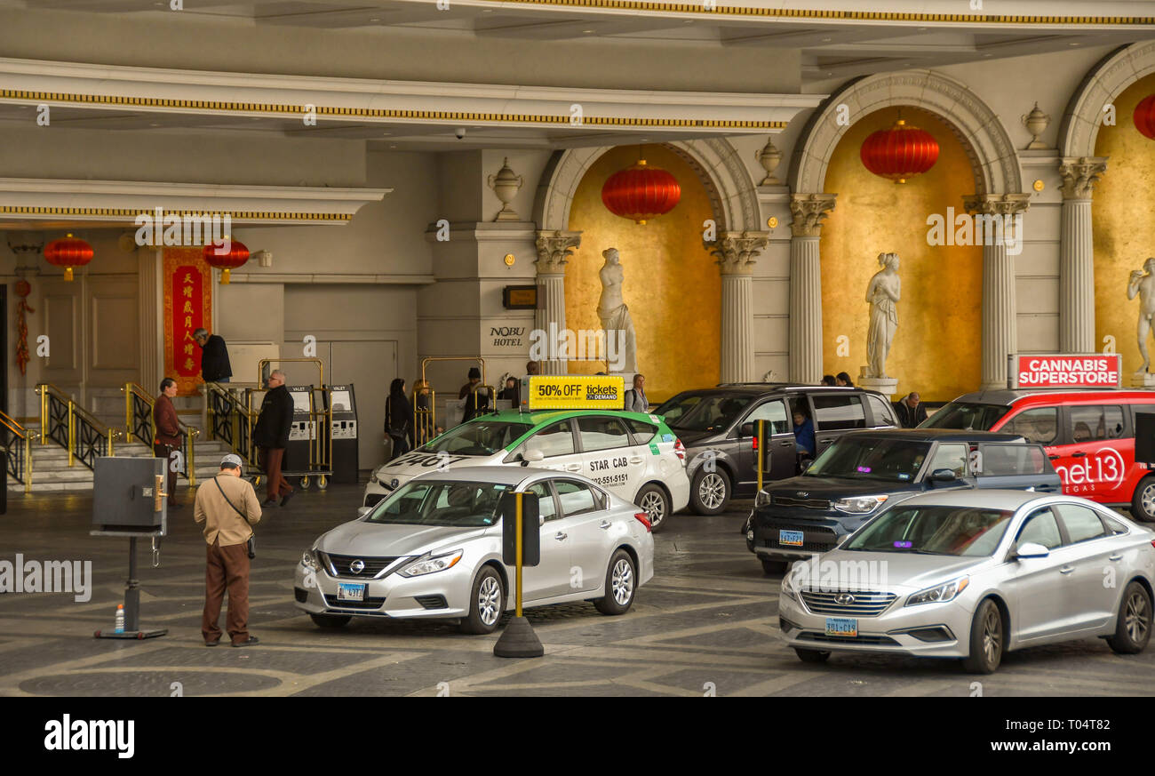 LAS VEGAS, NEVADA, USA - Février 2019 : Des taxis d'attente afin de ramasser les gens de l'avant de l'hôtel Caesars Palace à Las Vegas. Banque D'Images