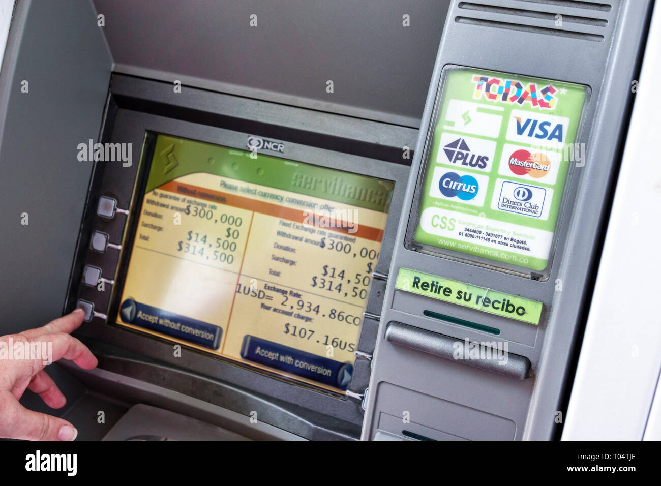 Cartagena Colombie,Centre,Centre,Getsemani,guichet automatique ATM banking,retrait,taux de change pesos,COL190120025 Banque D'Images
