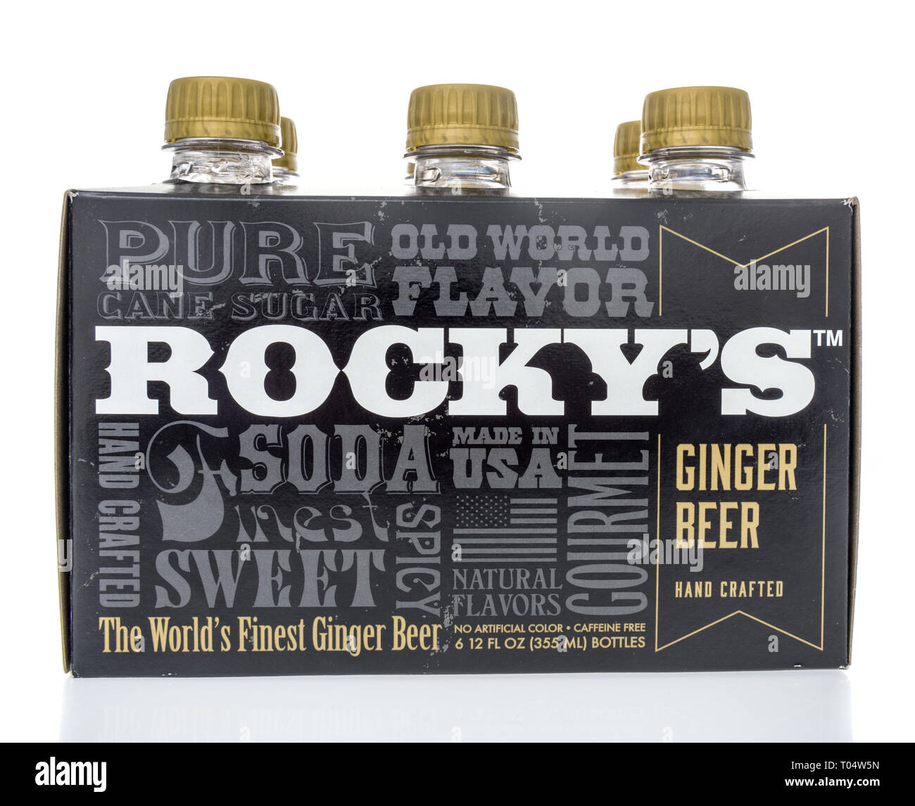 Winneconne, WI - 14 mars 2019 : un paquet de Rockys la bière au gingembre sur un fond isolé Banque D'Images