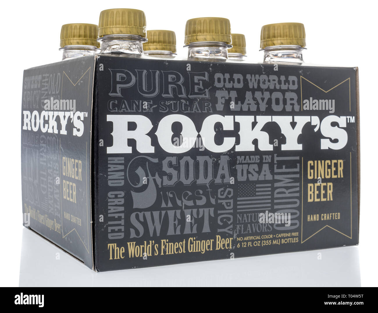 Winneconne, WI - 14 mars 2019 : un paquet de Rockys la bière au gingembre sur un fond isolé Banque D'Images