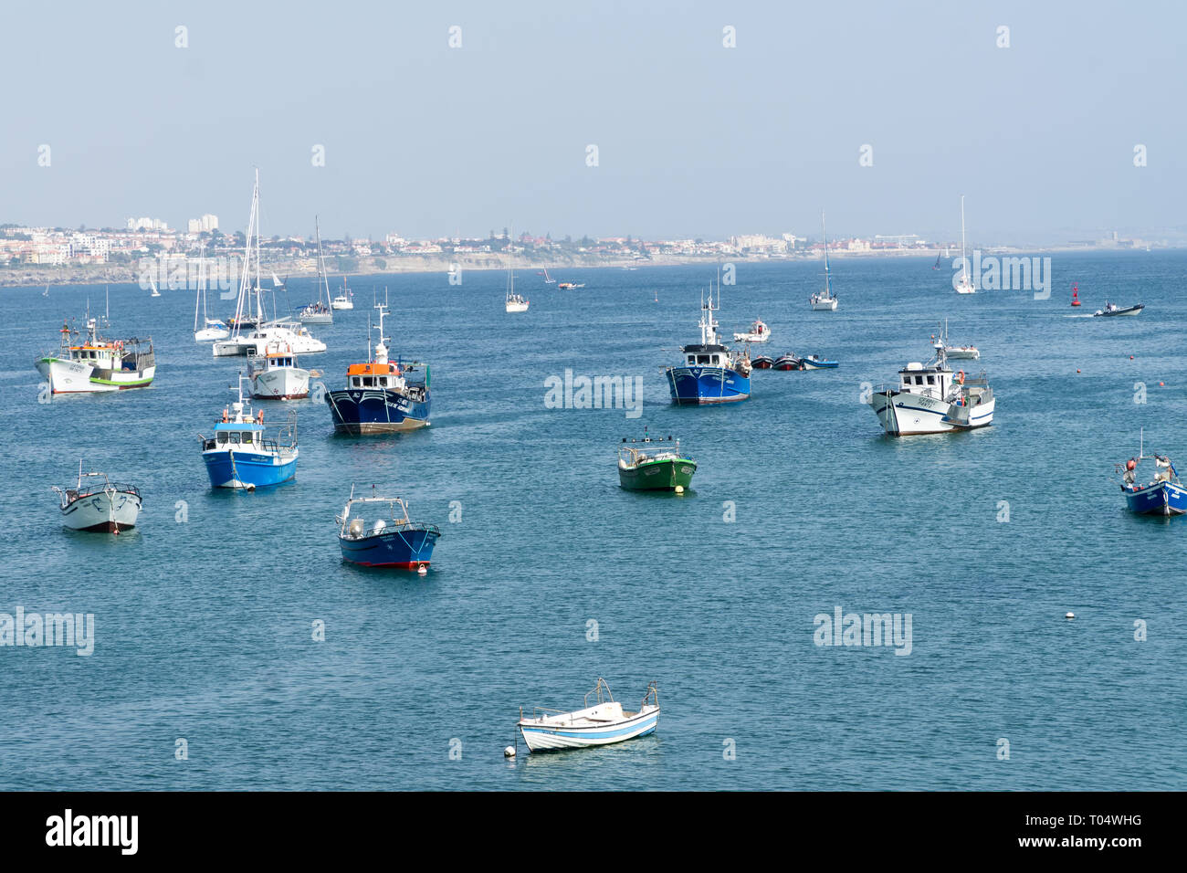 CASCAIS, PORTUGAL - septembre 2, 2018 : bateaux de pêche flottant dans le port de poissons de Cascais. Banque D'Images