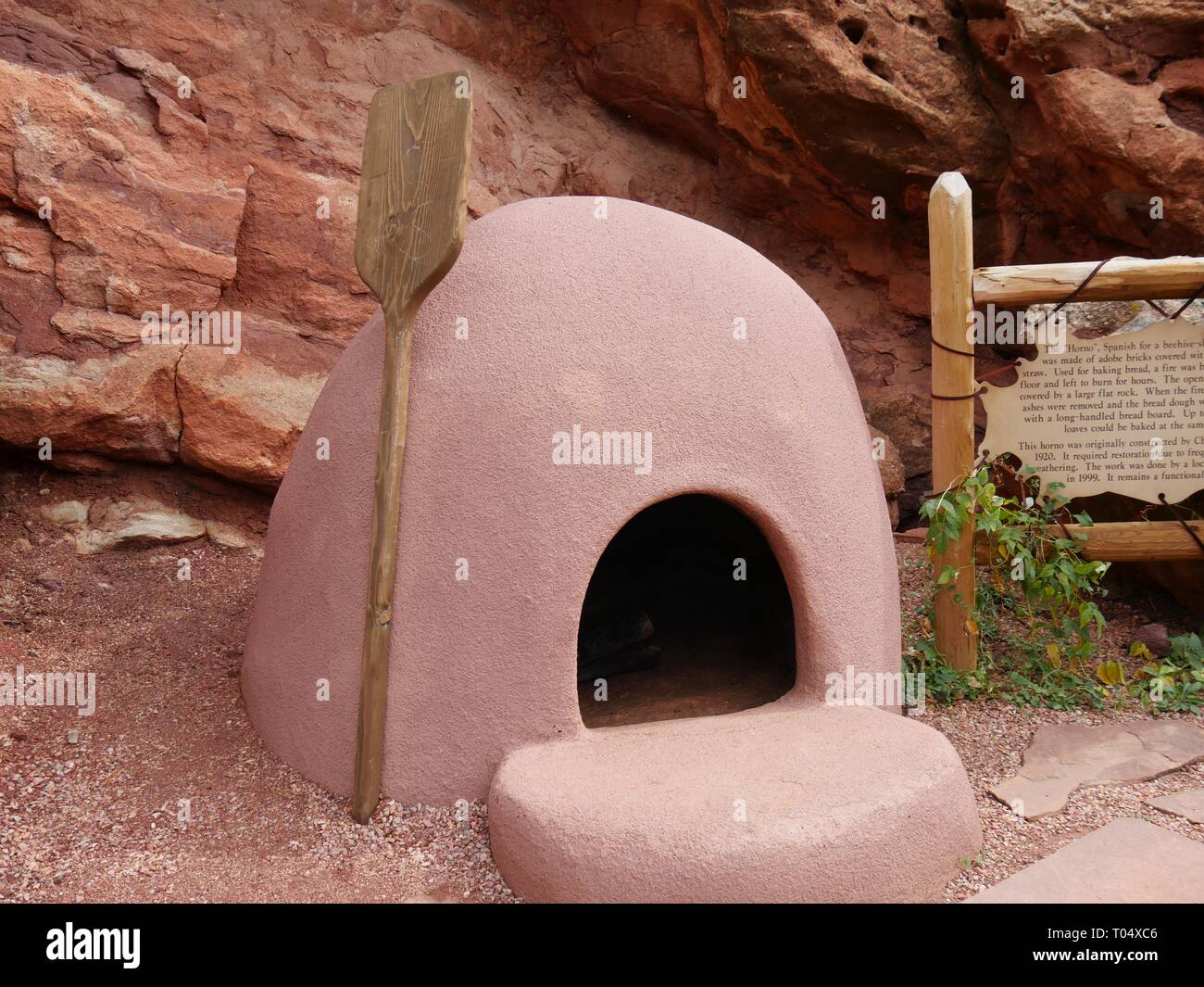 Un fonctionnel horno, ou four en forme de ruche faite de briques d'adobe utilisé pour cuire le pain. Banque D'Images