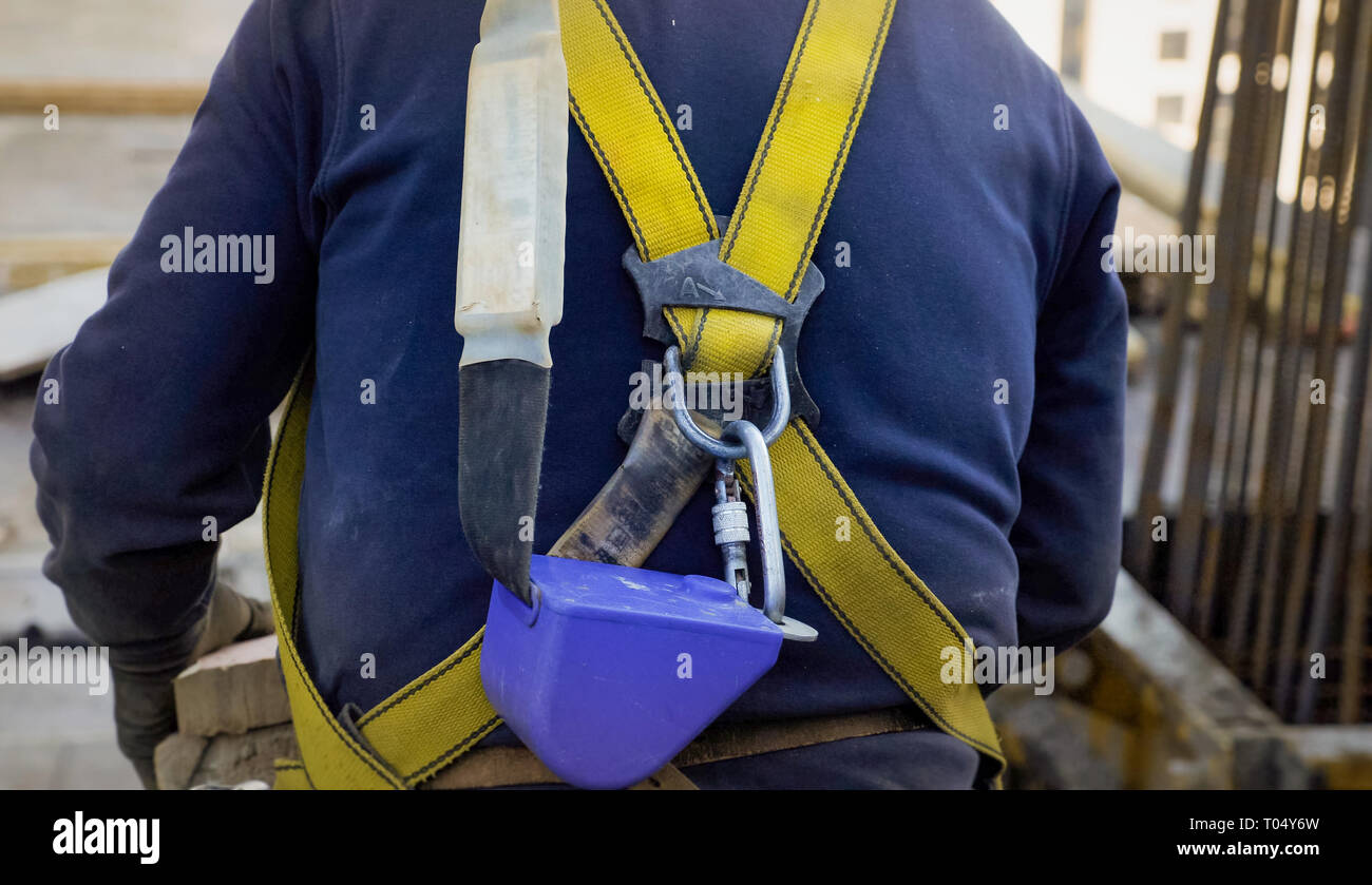 Travailleur de la construction portant de l'équipement de protection  individuelle pour le travail en hauteur, y compris du harnais de sécurité  avec bretelles Photo Stock - Alamy