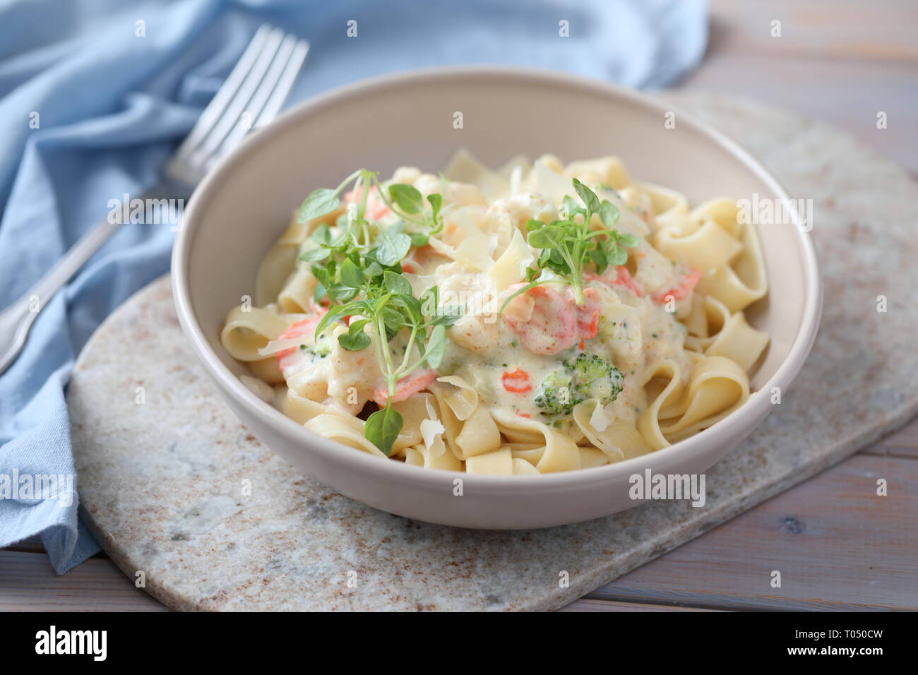 Fettuccine Alfredo légumes de printemps Banque D'Images