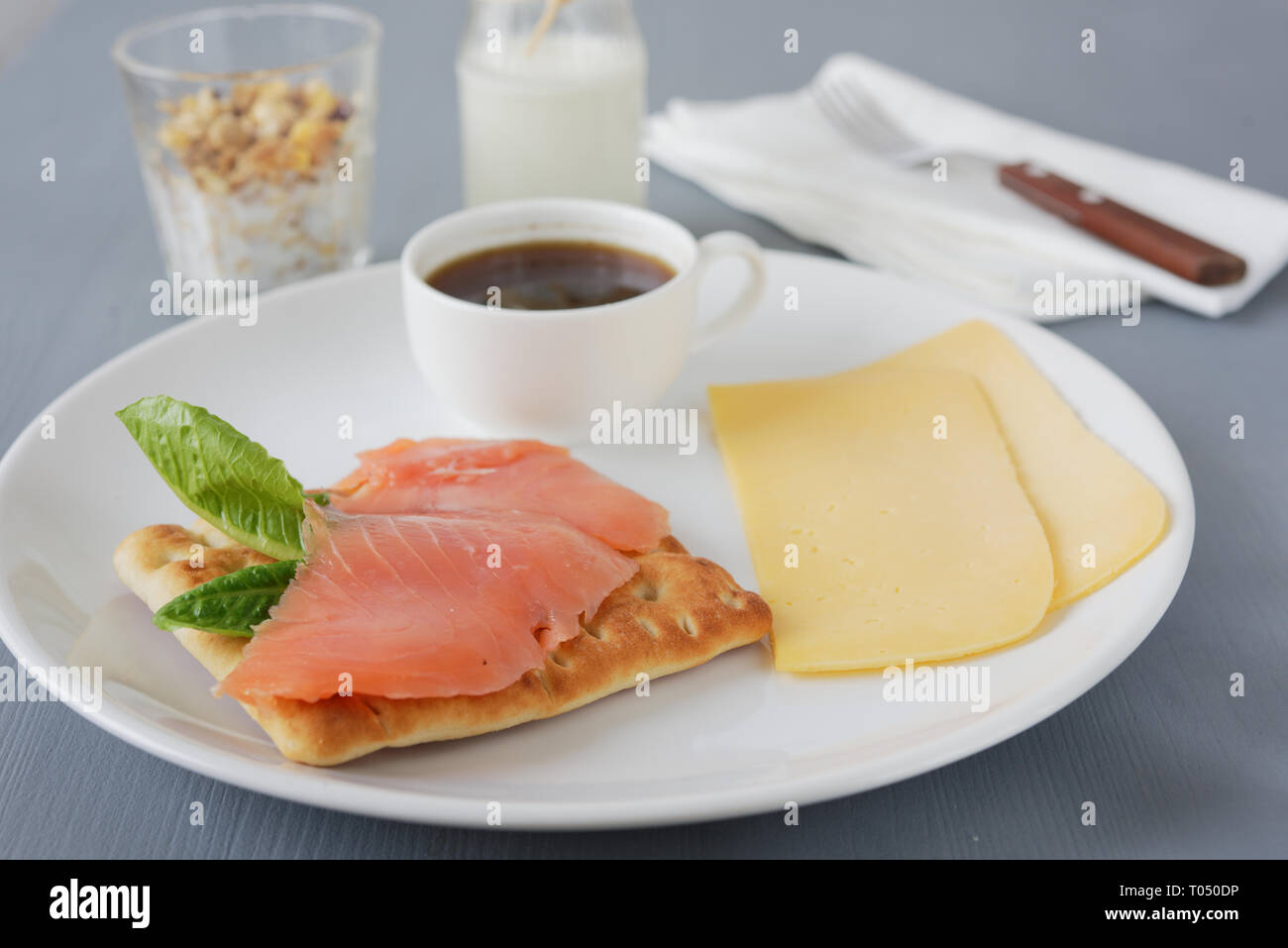 Petit déjeuner suédois avec du saumon, de la laitue, du fromage, du café, du muesli, du lait et Banque D'Images