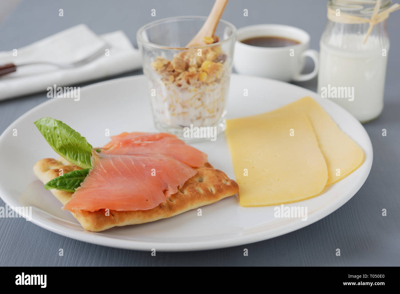 Petit déjeuner suédois avec du saumon, de la laitue, du fromage, du café, du muesli, du lait et Banque D'Images