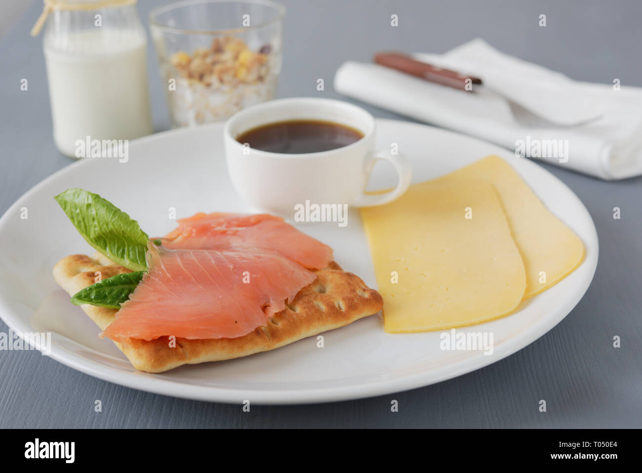 Petit déjeuner suédois avec du saumon, de la laitue, du fromage, du café, du muesli, du lait et Banque D'Images