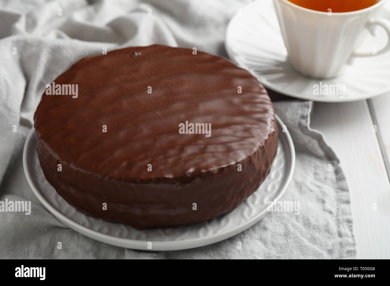 Gâteau au chocolat et une tasse de thé Banque D'Images
