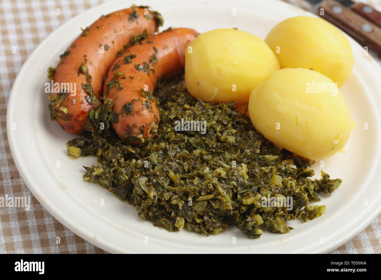 Saucisses grillées, le kale, et des pommes de terre, le plat traditionnel allemand Banque D'Images