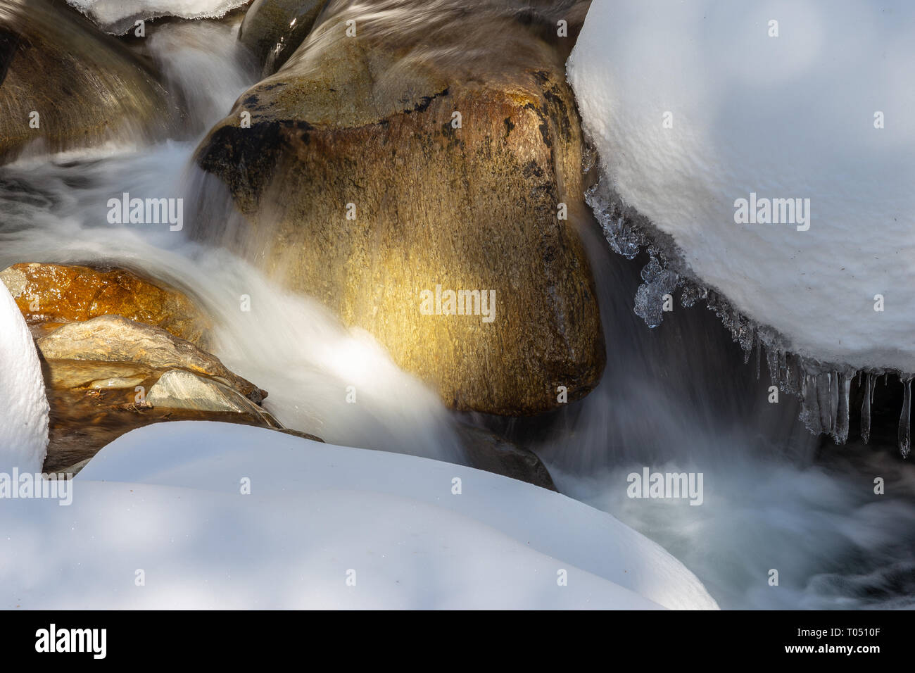 Torrent en hiver, neige, glace. Tube. Autriche. Alpes autrichiennes. Europe. Banque D'Images