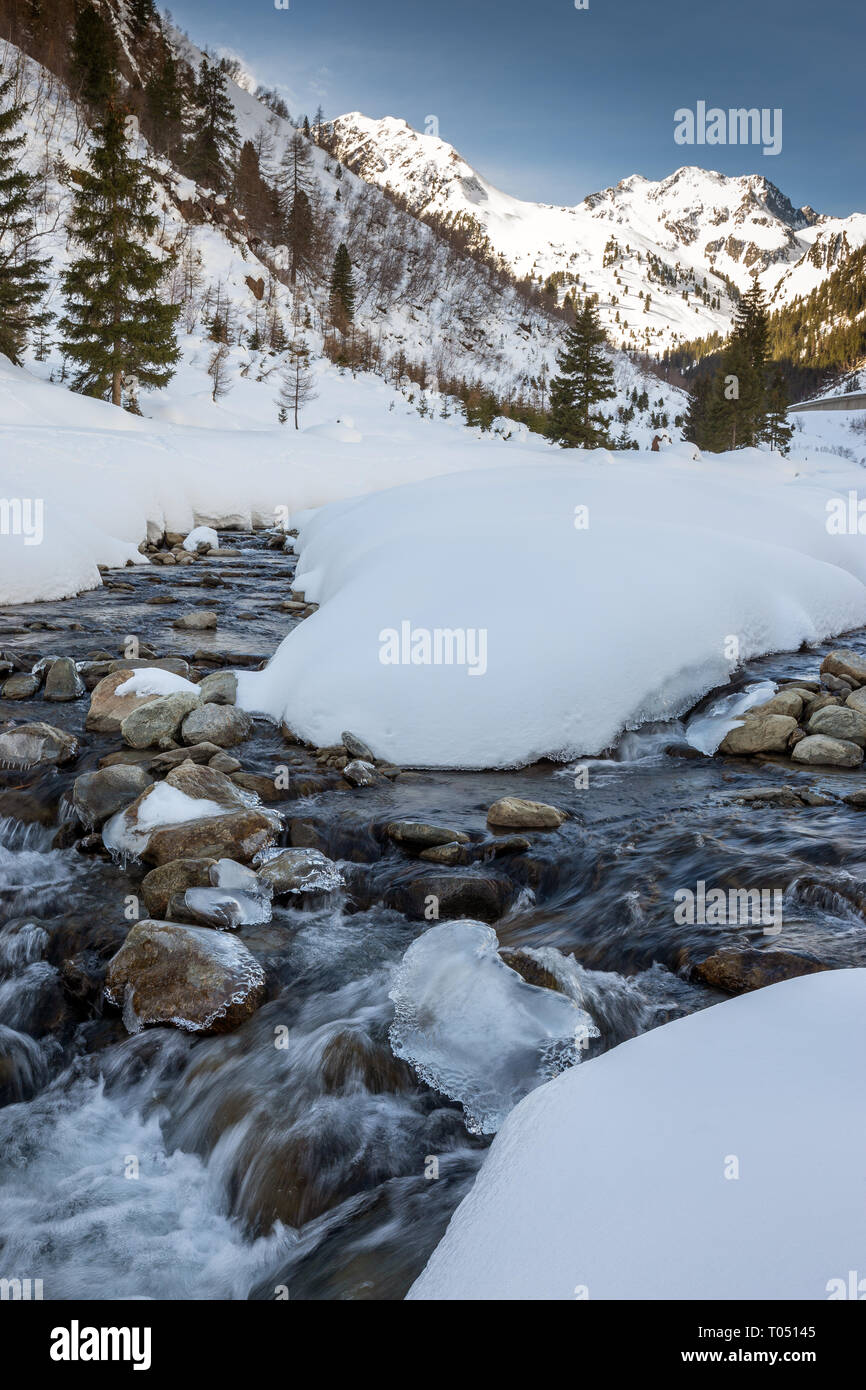 Vallée de Stubai (Stubaital) en hiver. Torrent alpin. Alpes Autrichiennes. Europe. Banque D'Images