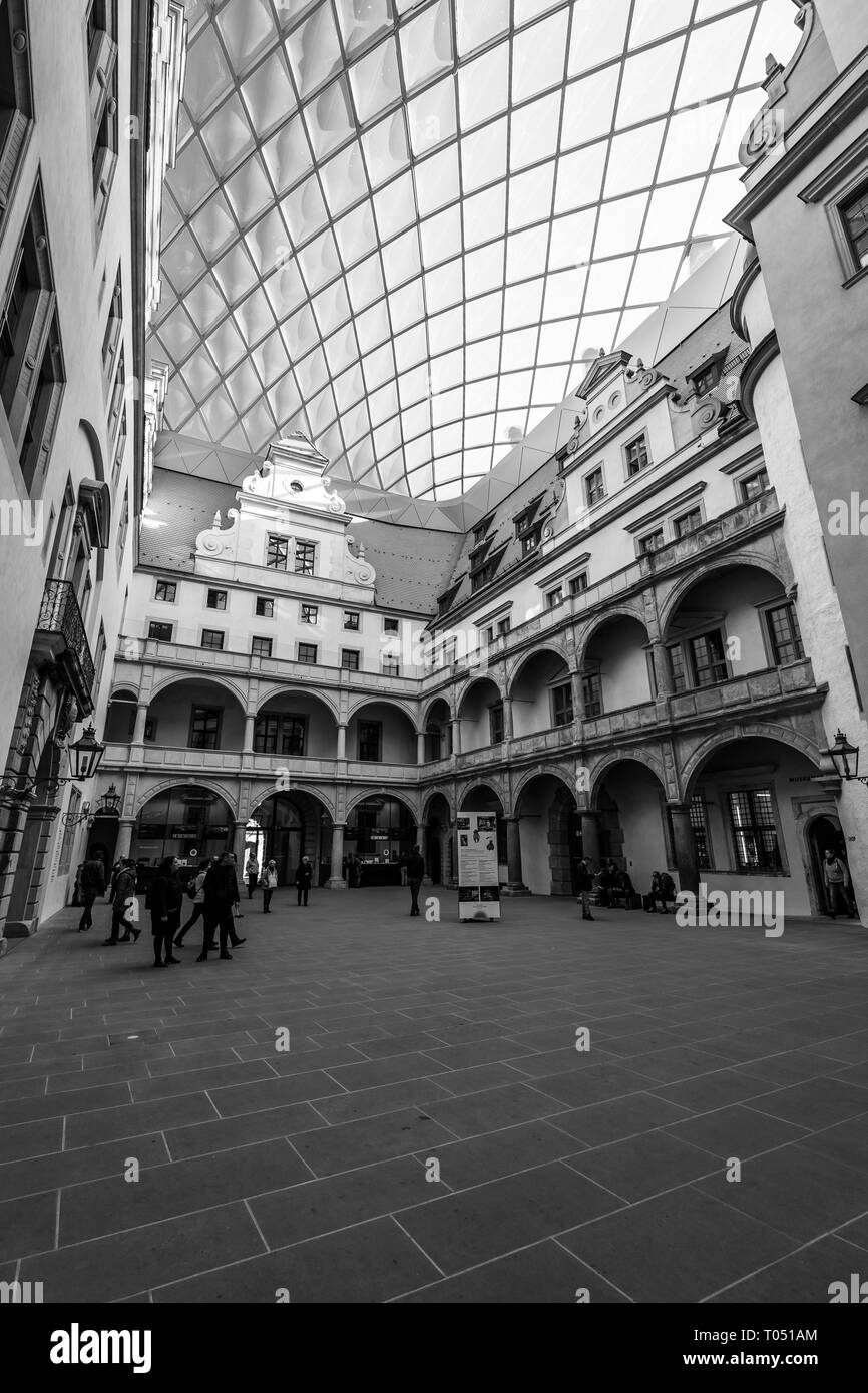 Dresde, Allemagne - 31 octobre 2018 : Cour de Dresde, le château ou le Palais Royal. Dresde est la capitale de l'Etat libre de Saxe. Black et w Banque D'Images