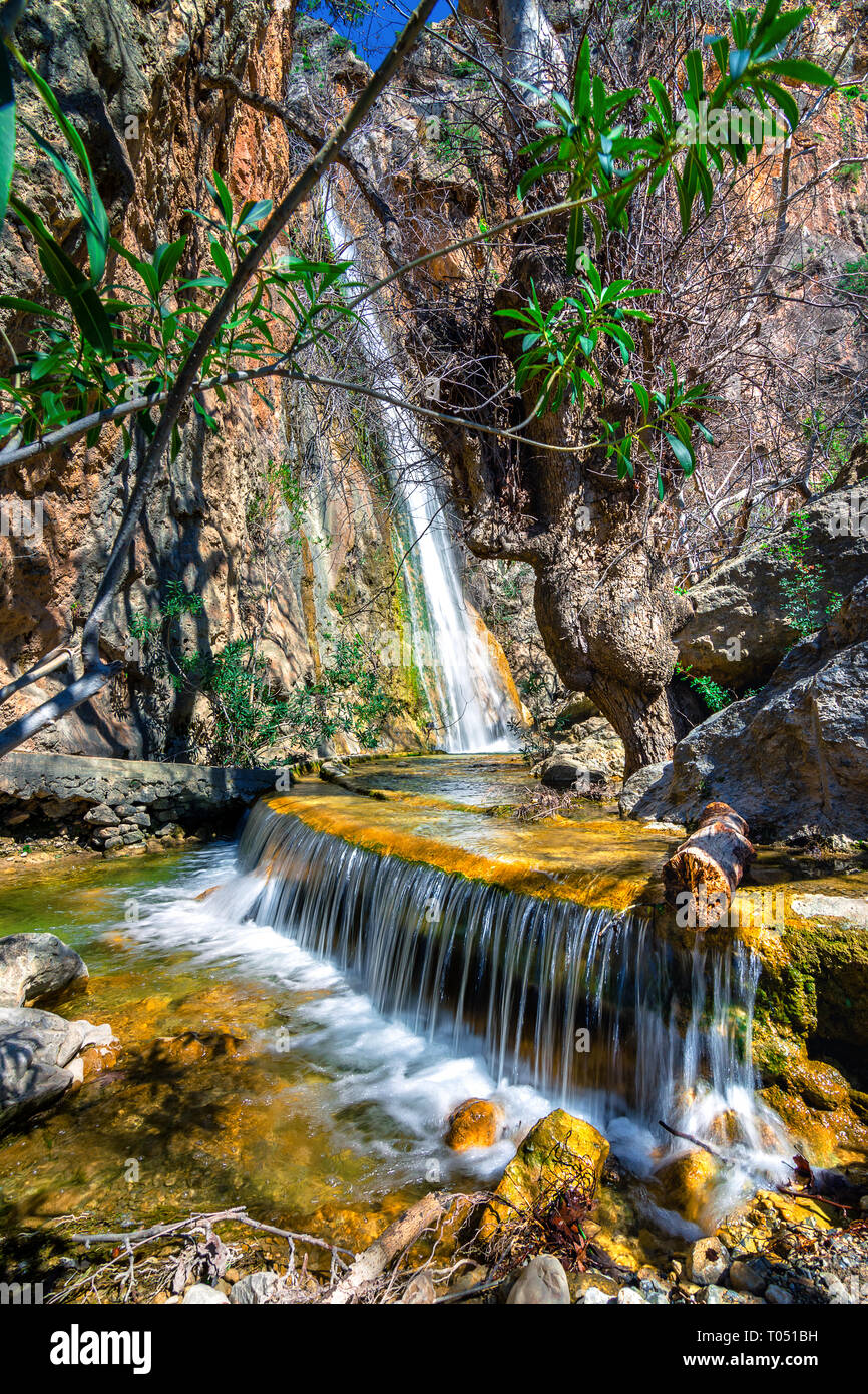 Cascade dans la gorge de Milonas près de la célèbre plage d''Agia Fotia, Ierapetra, Crete, Grèce. Banque D'Images