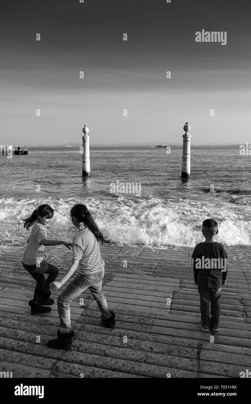 Les gens s'amusant avec l'eau à la place du Commerce, Quai des colonnes. Lisbonne, Portugal. L'Europe Banque D'Images