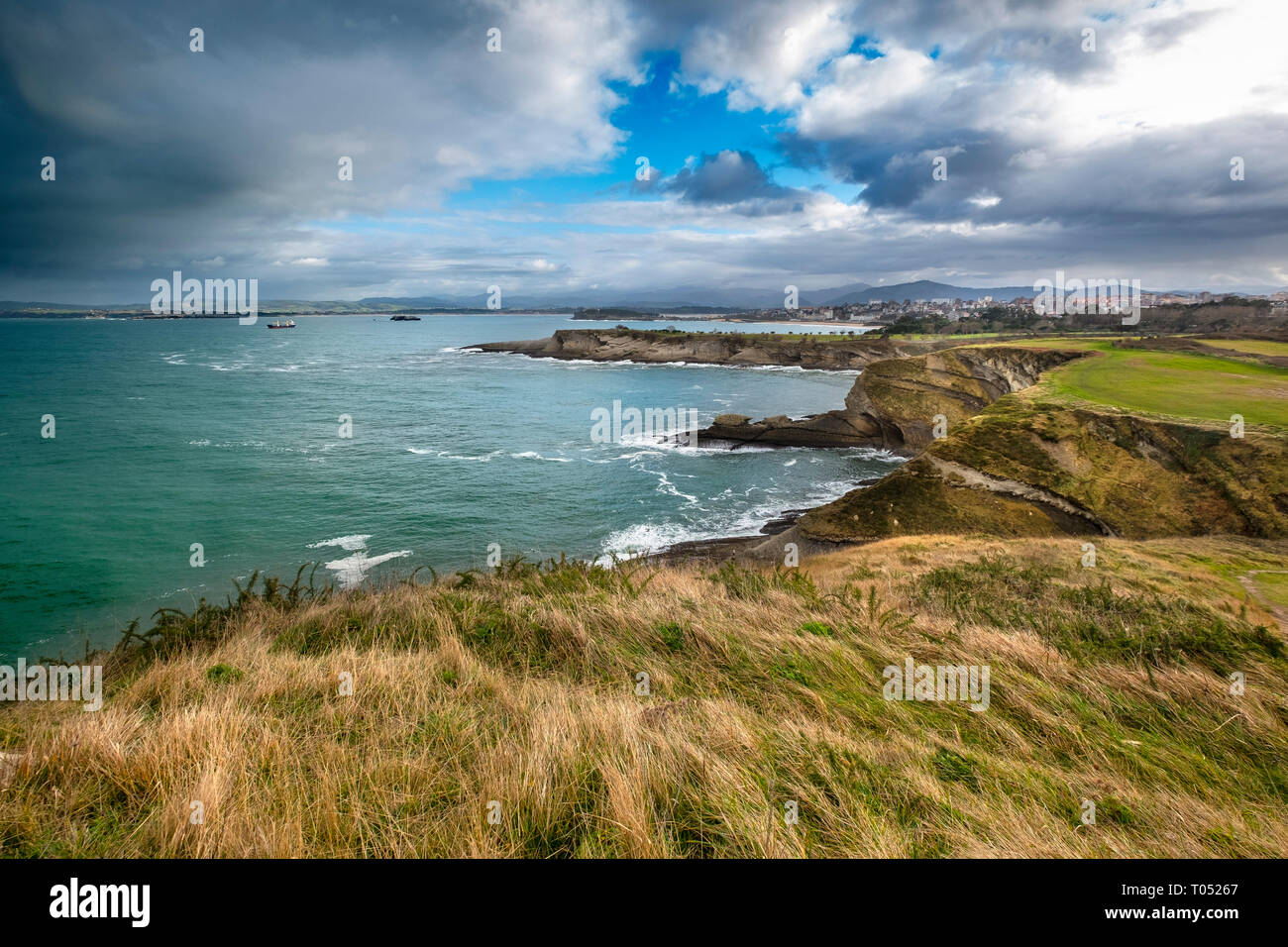 Vue panoramique. Le phare de point de vue de Cabo Mayor. Santander côte et Mer Cantabrique. Cantabria, Espagne. L'Europe Banque D'Images