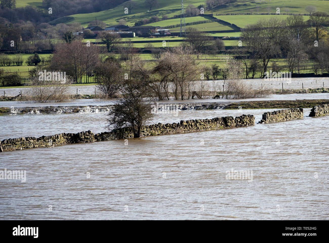 Inondations en Silsdend, Yorkshire, comme des avertissements d'inondation restent en place à travers le Royaume-Uni. Banque D'Images