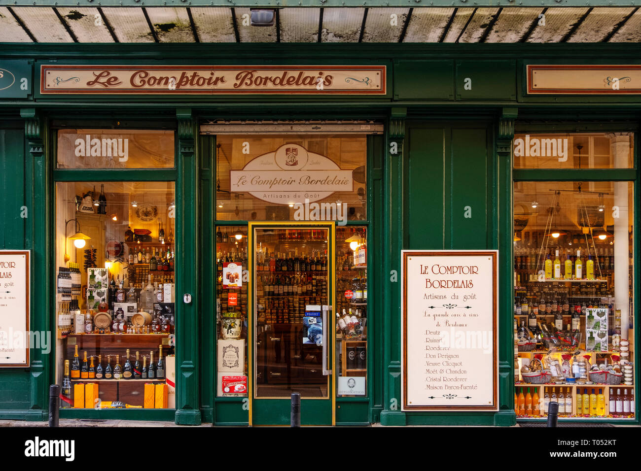 Vin et traiteur, centre historique, Bordeaux. Région Aquitaine, Département de la Gironde. France Europe Banque D'Images