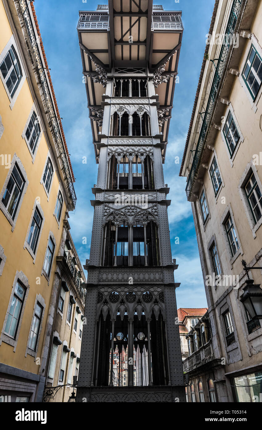 Lisbonne, Portugal - 12 23 2018 : Vue de l'ascenseur de Santa Justa avec sa structure en fer Banque D'Images