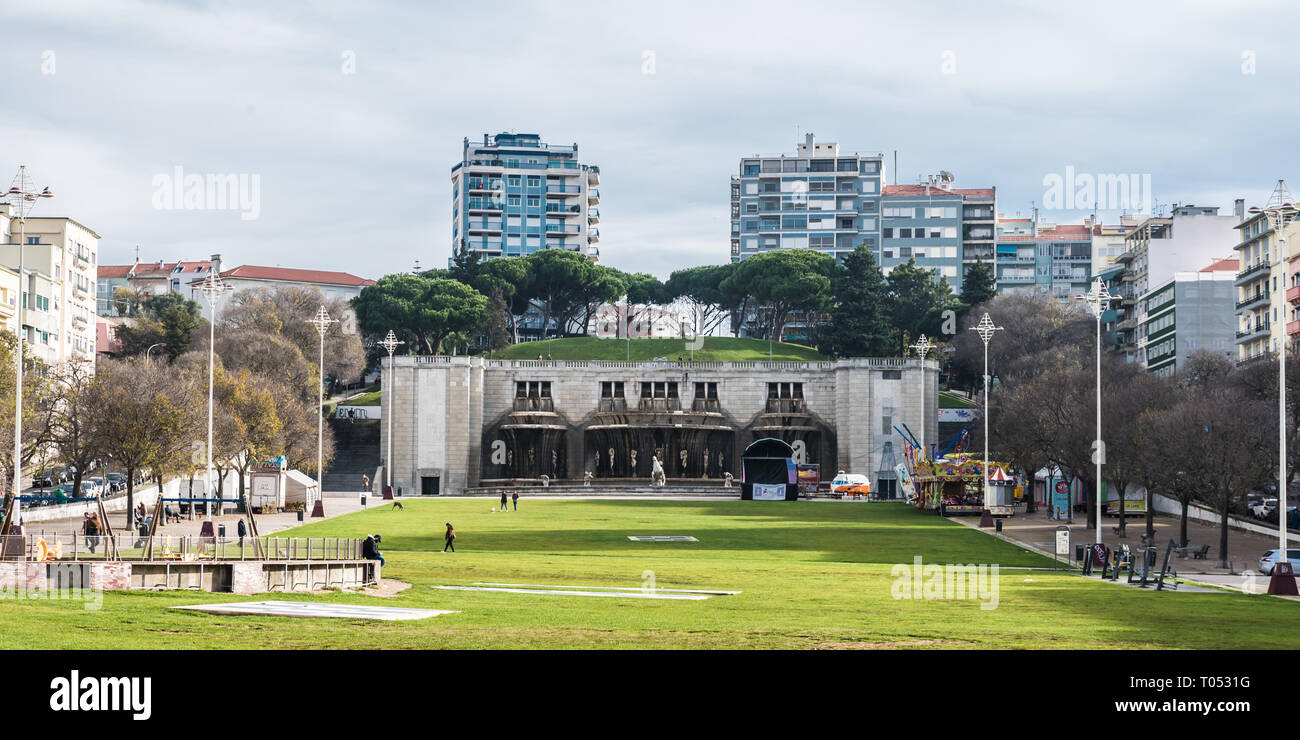 Lisbonne, Portugal - 12 28 2018 : vue sur le parc et la fontaine à l'avenue Alameda Banque D'Images