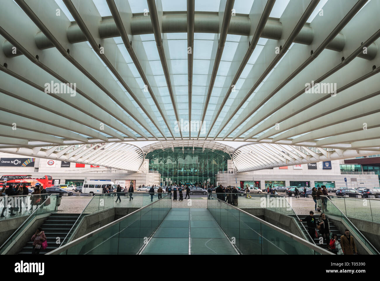/ Lisbonne Portugal : 12 28 2018 : lignes abstraites, des arches et des formes de l'architecture contemporaine de l'Oriente gare Banque D'Images