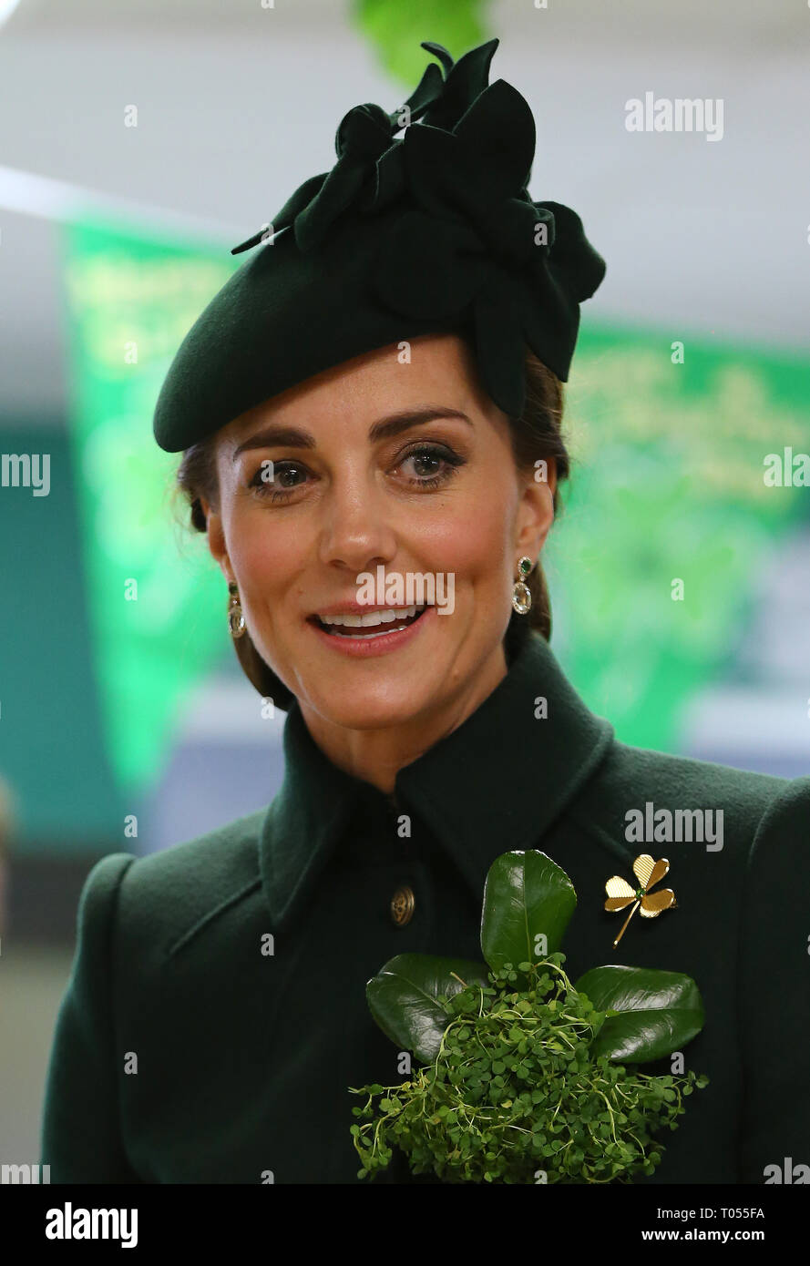 Le duc de la duchesse de Cambridge après avoir assisté à la parade de la St Patrick au quartier de cavalerie à Hounslow, où elle a présenté aux officiers et shamrock 1er bataillon de gardes les Gardes irlandais. Banque D'Images