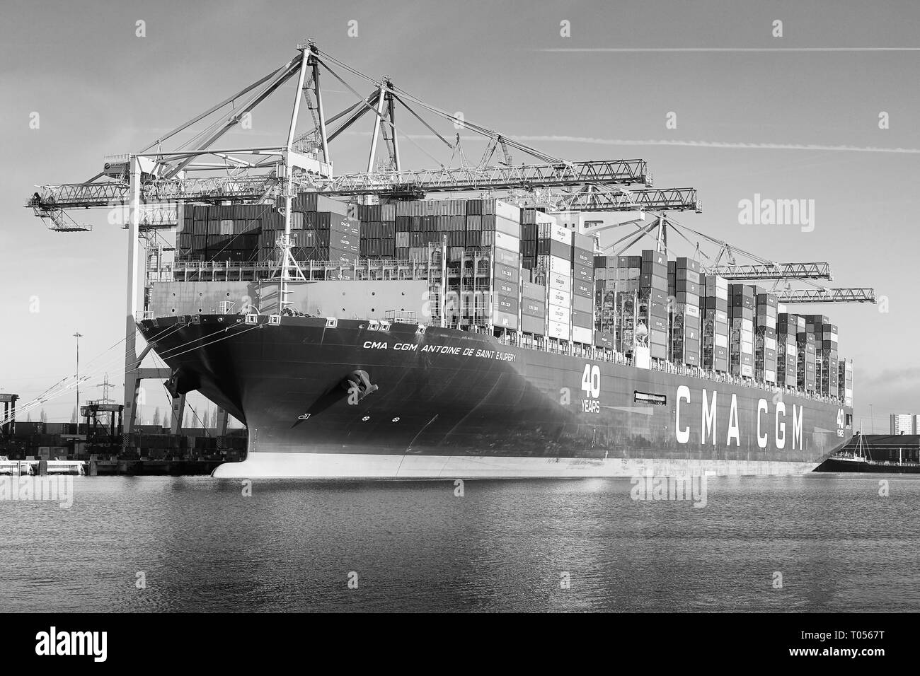 Photo en noir et blanc du très grand porte-conteneurs, CMA CGM Antoine de Saint Exupery, chargement et déchargement dans le terminal à conteneurs de Southampton. Banque D'Images