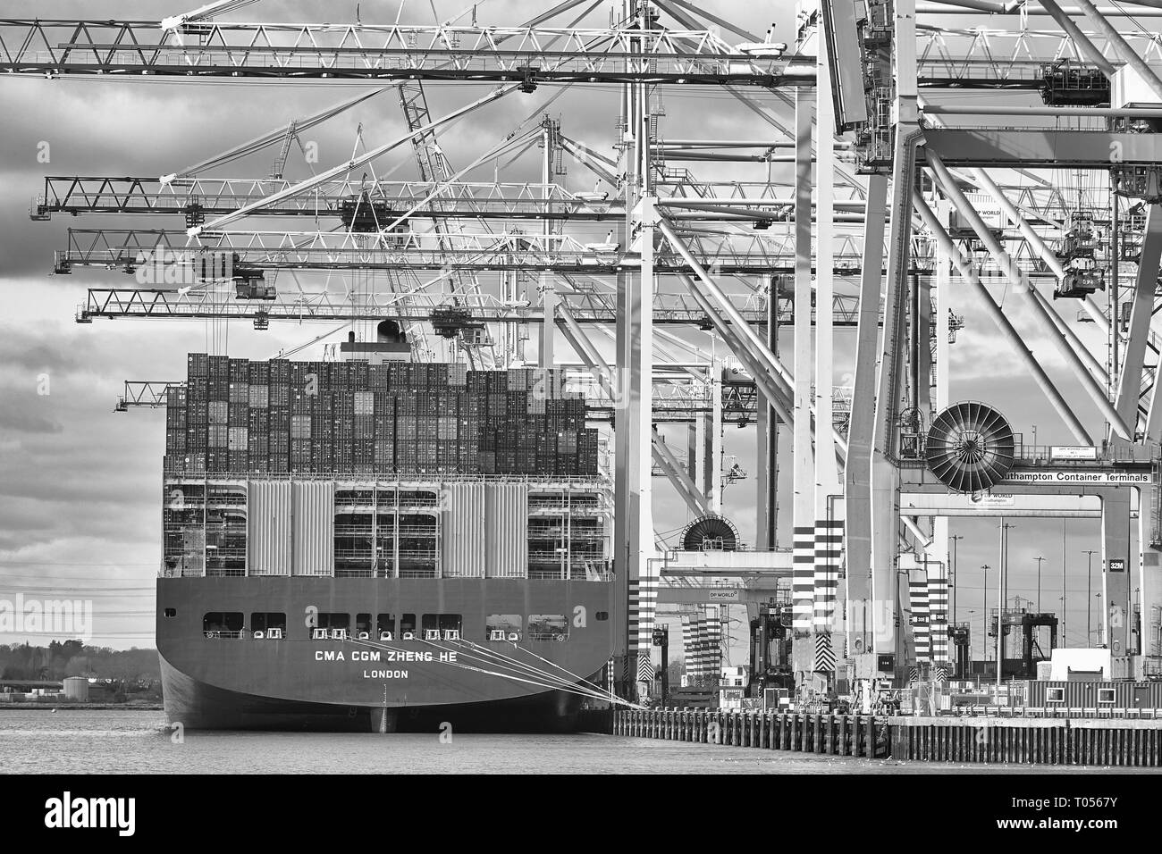 Photo en noir et blanc du géant CMA CGM ZHENG HE, 400 mètres, 17859 EVP, porte-conteneurs, chargement et déchargement dans le terminal à conteneurs de Southampton. Banque D'Images