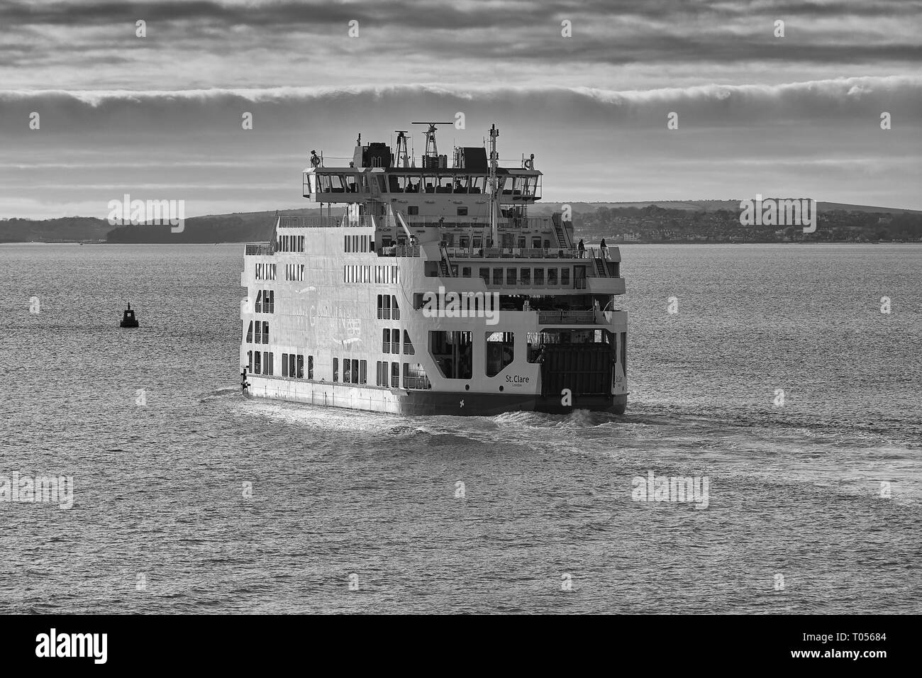 Photo en noir et blanc du WightLink car Ferry, St Clare, en route de Portsmouth à Fishbourne, île de Wight. Royaume-Uni. Banque D'Images
