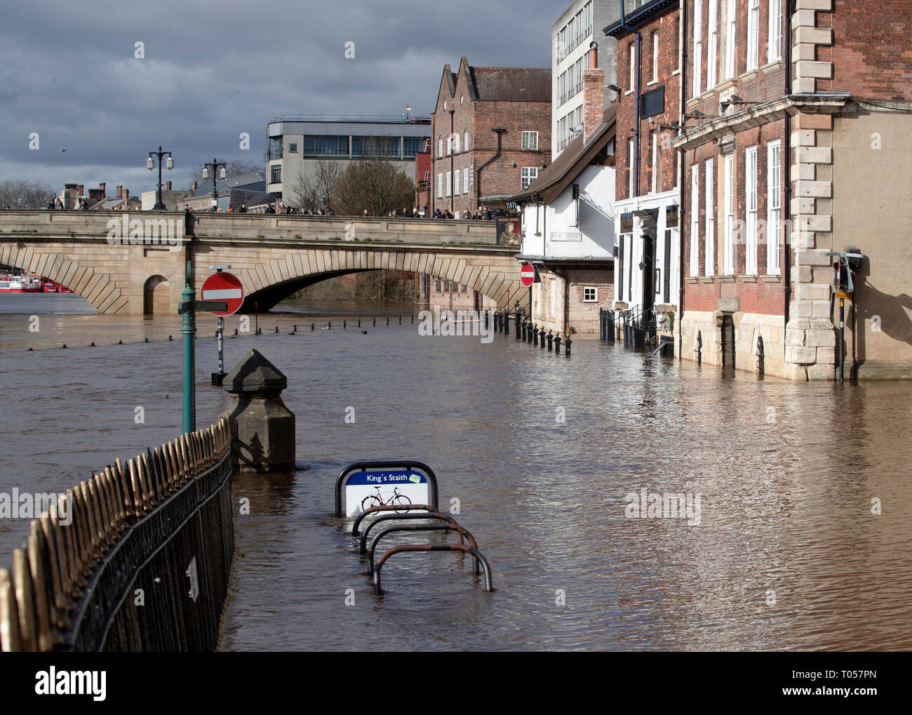 L'eau d'inondation dans la région de York après la rivière Ouse éclate ses banques, comme des avertissements d'inondation restent en place à travers le Royaume-Uni. Banque D'Images