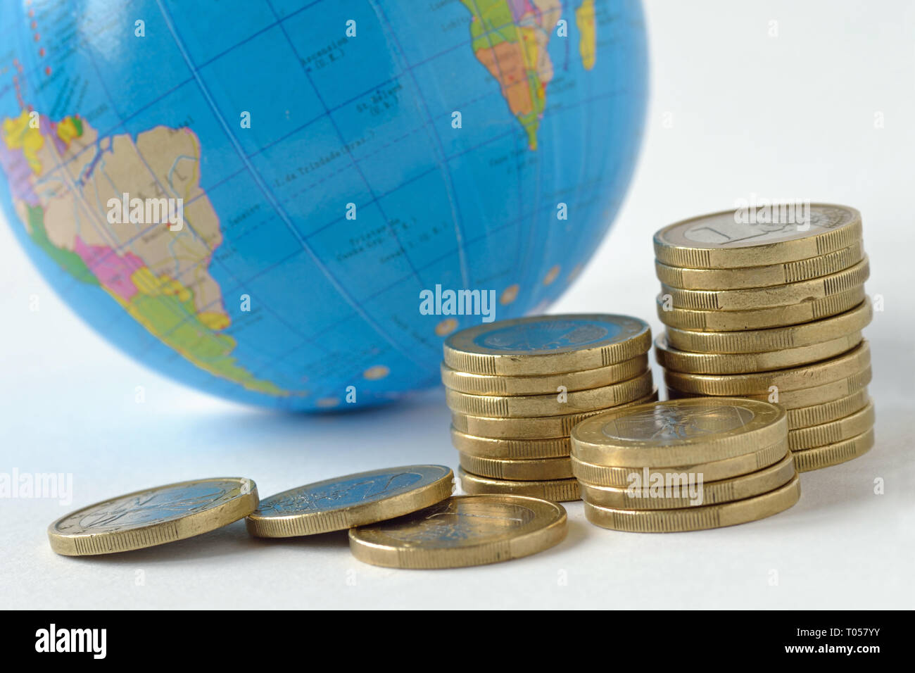 Pile de pièces de monnaie avec la planète sur l'arrière-plan - Concept de sauver la planète, le concept de relation entre l'argent, la croissance économique et de l'ee planète Banque D'Images