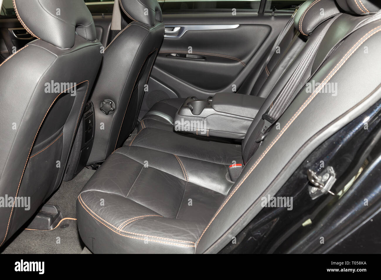 Novosibirsk, Russie - 08.01.18 : vue de l'intérieur avec des sièges en cuir  et de porte ouverte utilisée noir voiture Volvo S60 se trouve dans la salle  d'exposition après lavage à sec