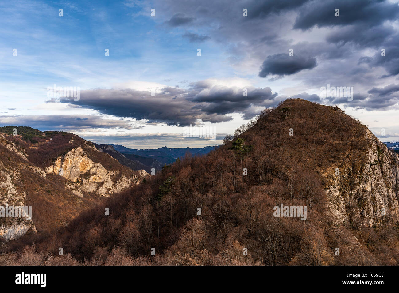 Des nuages dans les Rhodopes, Bulgarie. Derniers jours de paysage d'hiver Banque D'Images