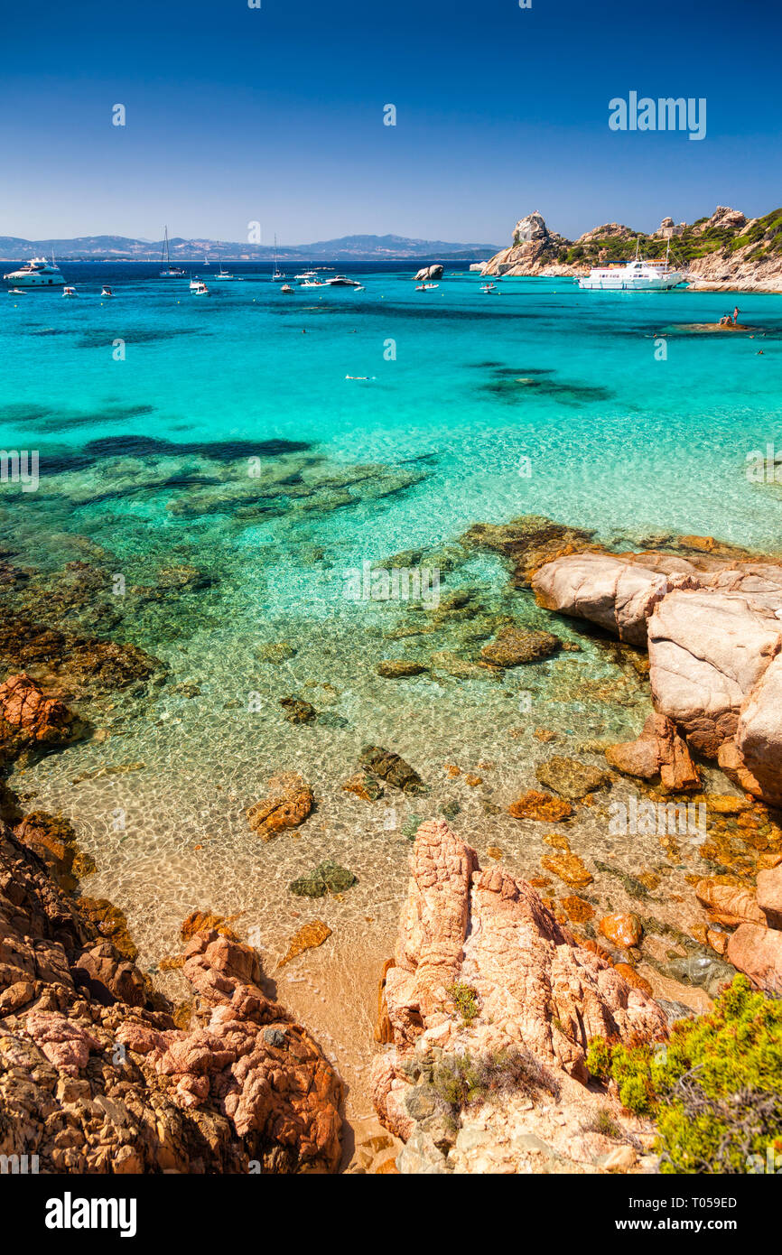 Eau turquoise de Cala Corsara Cove à l'archipel de La Maddalena en Sardaigne, une destination touristique populaire en Italie Banque D'Images