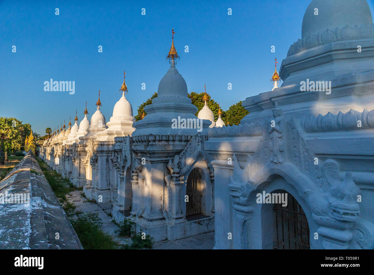 La pagode Kuthodaw à Mandalay, Birmanie Myanmar Banque D'Images